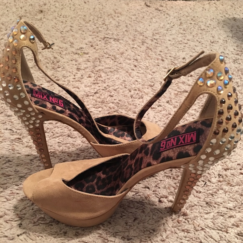 Bedazzled heels 👠!!